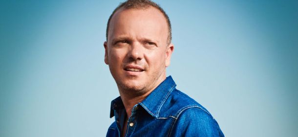 Al momento stai visualizzando Gigi D’Alessio infuriato con Aldo Grasso, “Cantava per i camorristi”